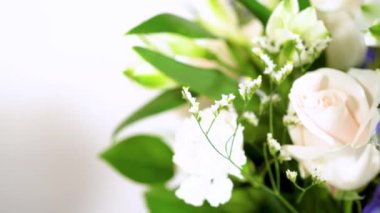 Izgarada canlı şiş sebzeler ve yumuşak etler ızgarada parlıyor, dışarıda güzel bir ziyafet için mükemmel düzenlenmiş. Weber ızgara kapağı açık duruyor, şişleri sarmaya hazır.