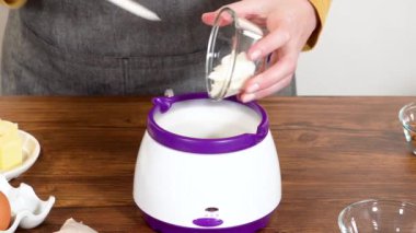 Karamelli, lezzetli bir zencefilli kek pişirmek için kek tepsisini yağlarken dikkatli ol..