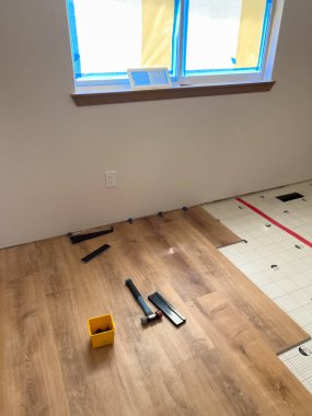 Süpürge Sahası, Colorado, ABD-7 Temmuz 2024-İlerleme aşaması. Alttan döşeme üzerine vinil döşeme montajı. Yeraltı tabakası yerinde, ve bazı vinil levhalar kısmen serilmiş,