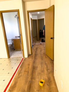 Süpürge, Colorado, ABD-6 Temmuz 2024-Image, evdeki döşeme yenilemesini tasvir ediyor, alttan alta geçişi gösteriyor. Ahşap kaplama döşeme kısmen...