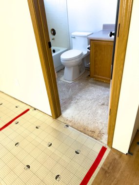 Süpürge, Colorado, ABD-6 Temmuz 2024-A banyo tadilatın ortasında, yeni döşeme için hazırlık aşamasını gösteriyor. Görüntü eski banyo zeminini gösteriyor, kısmen kaldırılmış, yeni...