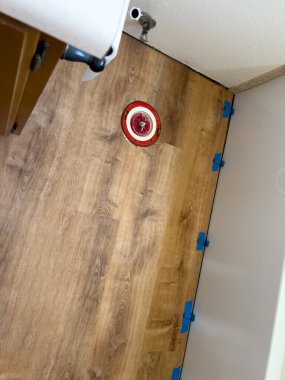 Süpürge, Colorado, ABD-6 Temmuz 2024-Image yeni ahşap döşemeleri olan bir banyo tadilatı gösteriyor. Olay yeri, tuvaletin açıkta kalan tesisatını ve yakındaki dolabı da içeriyor.