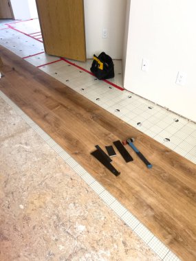 Süpürge, Colorado, ABD-6 Temmuz 2024 - Bu görüntü, yeni yerleştirilmiş bir lamine döşemeyi bir yerleşim koridorunda yakalar. Ahşap kalaslar mükemmel hizalanmış, koridora taze ve temiz bir hava veriyor.