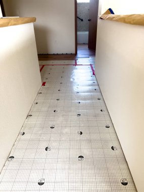 Süpürge, Colorado, ABD-6 Temmuz 2024 - Bu görüntü, bir yerleşim yerindeki lamine döşeme çalışmalarını kaydediyor. Kısmen döşenmiş ahşap kalaslar şebeke hattının üzerine yerleştirilir.