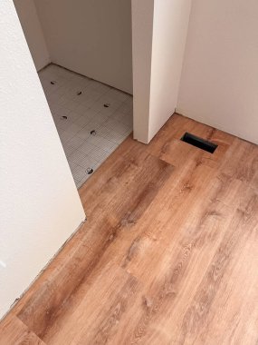 Süpürge, Colorado, ABD-6 Temmuz 2024 - Bu görüntü, yeni yerleştirilmiş bir lamine döşemeyi bir yerleşim koridorunda yakalar. Ahşap kalaslar mükemmel hizalanmış, koridora taze ve temiz bir hava veriyor.