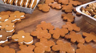 Zencefilli kurabiye sandviçi ve yumurta likörlü tereyağı. Noel hediyesi olarak sade bir ahşap masada sunuluyor..