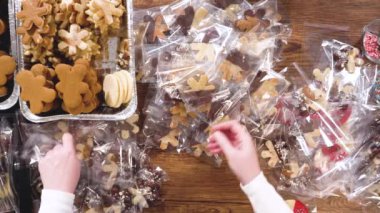 Düz yatıyordu. Dikkatlice paketlenmiş Noel kurabiyeleri, çikolataya batırılmış ve şeffaf selofan ambalajla sunulmuş, bayram hediyesi olarak mükemmel..