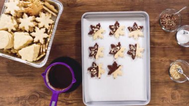 Düz yatıyordu. Yıldız şeklinde kurabiyeler hazırlıyorum, çikolataya yarı daldırılmış, bayram için naneli çikolata parçacıkları ile aksanlı..