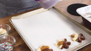 Yıldız şeklinde kurabiyeler hazırlıyorum, çikolataya yarı daldırılmış, bayram için naneli çikolata parçacıkları ile aksanlı..