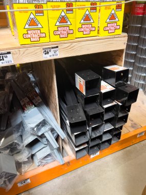 Süpürge, Colorado, ABD-20 Temmuz 2024 - Görüntü bir Home Depot mağazasının kereste bölümünü yakalıyor. Sarı bir forklift koridor tabelalarının yanına yerleştirildi. Kereste ve pervazlar için. Raflar...