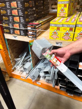 Süpürge, Colorado, ABD-20 Temmuz 2024 - Görüntü bir Home Depot mağazasının kereste bölümünü yakalıyor. Sarı bir forklift koridor tabelalarının yanına yerleştirildi. Kereste ve pervazlar için. Raflar...