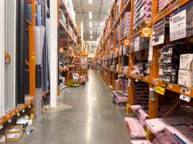 Süpürge, Colorado, ABD-20 Temmuz 2024 - Görüntü bir Home Depot mağazasının kereste bölümünü yakalıyor. Sarı bir forklift koridor tabelalarının yanına yerleştirildi. Kereste ve pervazlar için. Raflar...