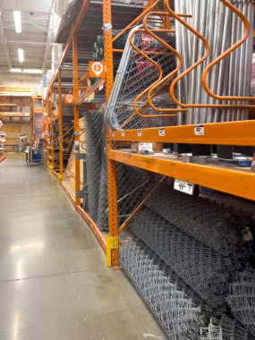 Süpürge, Colorado, ABD-20 Temmuz 2024 - Görüntü bir Home Depot mağazasının kereste bölümünü yakalıyor. Sarı bir forklift koridor tabelalarının yanına yerleştirildi. Kereste ve pervazlar için. Raflar...