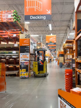 Süpürge, Colorado, ABD-20 Temmuz 2024 - Görüntü bir Home Depot mağazasının kereste bölümünü yakalıyor. Sarı bir forklift koridor tabelalarının yanına yerleştirildi. Kereste ve pervazlar için. Raflar...