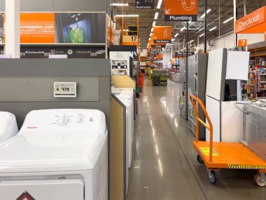Süpürge, Colorado, ABD-20 Temmuz 2024 - Görüntü bir Home Depot mağazasının kereste bölümünü yakalıyor. Sarı bir forklift koridor tabelalarının yanına yerleştirildi. Kereste ve pervazlar için. Raflar...