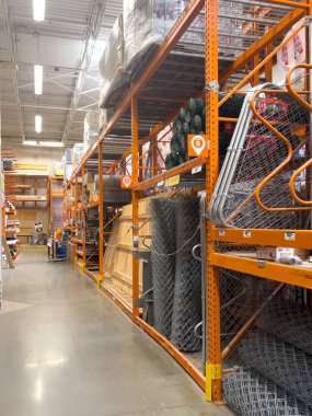 Süpürge, Colorado, ABD-20 Temmuz 2024 - Görüntü bir Home Depot mağazasının kereste bölümünü yakalıyor. Sarı bir forklift koridor tabelalarının yanına yerleştirildi. Kereste ve pervazlar için. Raflar...