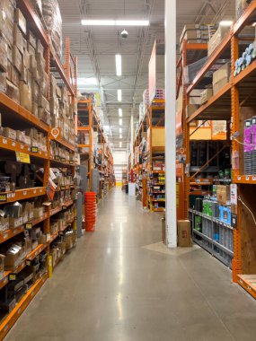 Süpürge, Colorado, ABD-20 Temmuz 2024 - Görüntü bir Home Depot mağazasının kereste bölümünü yakalıyor. Sarı bir forklift koridor tabelalarının yanına yerleştirildi. Kereste ve pervazlar için. Raflar...