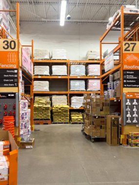 Süpürge, Colorado, ABD-20 Temmuz 2024 - Görüntü bir Home Depot mağazasının kereste bölümünü yakalıyor. Sarı bir forklift koridor tabelalarının yanına yerleştirildi. Kereste ve pervazlar için. Raflar...