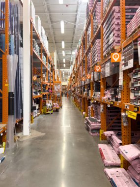 Süpürge, Colorado, ABD-20 Temmuz 2024 - Görüntü bir Home Depot mağazasının kereste bölümünü yakalıyor. Sarı bir forklift koridor tabelalarının yanına yerleştirildi. Kereste ve pervazlar için. Raflar...