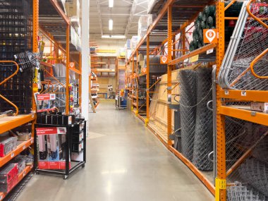 Süpürge, Colorado, ABD-20 Temmuz 2024 - Görüntü bir Home Depot mağazasının kereste bölümünü yakalıyor. Sarı bir forklift koridor tabelalarının yanına yerleştirildi. Kereste ve pervazlar için. Raflar...