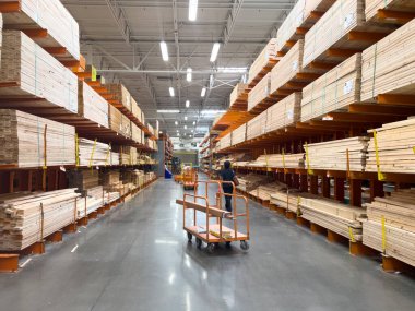 Süpürge, Colorado, ABD-20 Temmuz 2024 - Görüntü bir Home Depot mağazasının kereste bölümünü yakalıyor. Sarı bir forklift koridor tabelalarının yanına yerleştirildi. Kereste ve pervazlar için. Raflar...