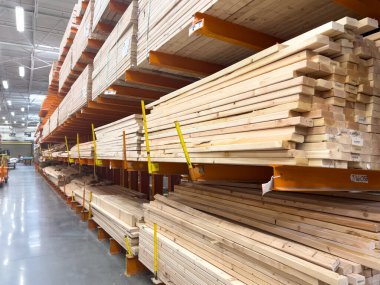 Süpürge, Colorado, ABD-20 Temmuz 2024-Bu resim, bir Home Depot mağazasının kereste reyonunda düzgün bir şekilde kereste istiflediğini gösteriyor. Tahta sıralar turuncu raflarda düzenlenir.