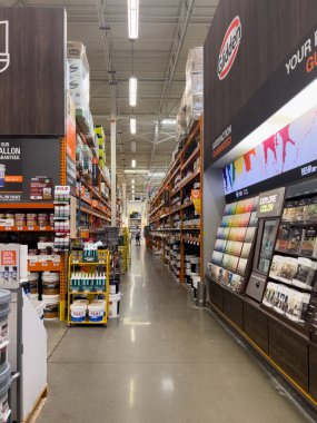 Süpürge, Colorado, ABD-20 Temmuz 2024 - Bu resim bir Home Depot mağazasında renkli canlı bir görüntü yakalamış. Örnekler çok çeşitli renkler içeren bir eğime göre dizilmiş.