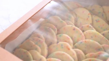 Hamurun içine şeker parçacıkları doldurulmuş olan kurabiyeler, özenle özenle hazırlanmış, kırsal kahverengi bir karton kutuya konur..