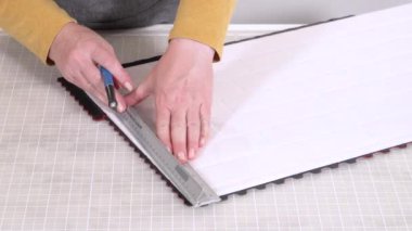 Kabuk soyma ve köpük tahtaya mozaik fayanslar yapıştırma sürecinde, yemek fotoğrafçılığı stüdyolarını estetik olarak geliştirmek için mükemmel..
