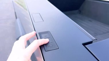 Denver, Colorado, ABD-28 Nisan 2024 Tesla Siber Kamyonu burada boş bir otoparkta, bulutlu bir gökyüzünün altında eşsiz açısal ve metalik şeklini vurgulayarak ele geçirildi.