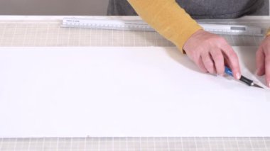 Kabuk soyma ve köpük tahtaya mozaik fayanslar yapıştırma sürecinde, yemek fotoğrafçılığı stüdyolarını estetik olarak geliştirmek için mükemmel..