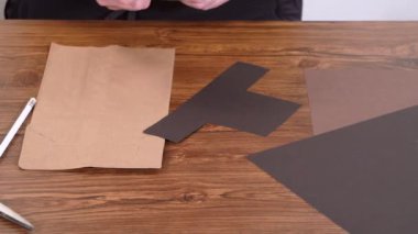 Kendini işine adamış bir öğretmen kâğıt kuklaları hayata geçirir, sınıfta yaratıcılığı elden geçirerek teşvik eder..