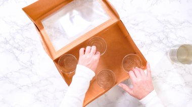 Düz yatıyordu. Elleri titizlikle bir kaseye taze kırmızı üzüm ekliyor. Şarküteri kutusuna çeşitli peynirler, zeytinler ve pişirilmiş etler dolduruluyor.