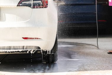 Banliyö yolunda elektrikli bir arabayı etkin bir şekilde temizlemek, eko-bilinci pratiklikle birleştirmek..