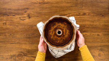 Düz yatıyordu. Zencefilli kek, tatlı karamel şekerli bir çiselemeye hazır bir tel askıya yavaşça dökülür..