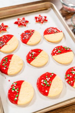 Ustaca dekore edilen kurabiyeler, canlı kırmızı eritilmiş çikolata ve bol miktarda canlı yeşil serpiştirilmiş, bayram ziyafeti yaratıyor..