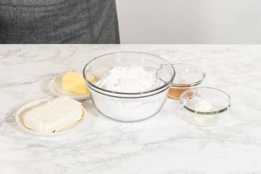 Dondurulmuş krem peyniri hazırlıyorum. Lezzetli balkabaklı kek..