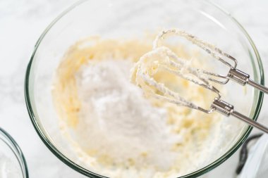 Dondurulmuş krem peyniri hazırlıyorum. Lezzetli balkabaklı kek..