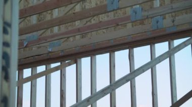 Denver, Colorado, ABD-1 Eylül 2023-kompleks ahşap iskelet inşa ediliyor. Tahta kirişler ve kirişler geometrik bir desen oluşturur.