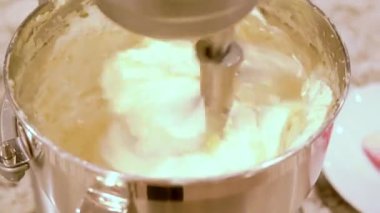 Karıştırıcı kremalı krema yapar mükemmelliğe doğru çırpar, tatlı süslemeye hazırdır..