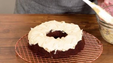 Zencefilli kek bol bol tuzlu karamel kremalı ve üzerine zencefilli çörek serpiştirilmiş..