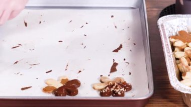 Yıldız şeklinde kurabiyeler hazırlıyorum, çikolataya yarı daldırılmış, bayram için naneli çikolata parçacıkları ile aksanlı..