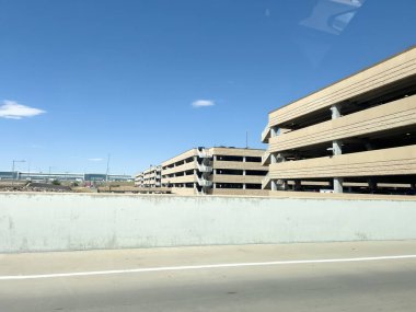 Denver, Colorado, ABD-15 Ağustos 2024, Denver Uluslararası Havalimanı 'ndaki çok katlı bir otoparka giriş görüntüsü. Olay yeri 2,5 metre yükseklik sınırlamasını gösteren bir izin çubuğu içeriyor.