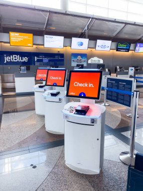 Denver, Colorado, ABD-15 Ağustos 2024-A view of self-check-in kiosks at Denver International Airport DIA, with JetBlue Airlines markalı. Büfeler terminalde, parlak bir şekilde kurulmuş.