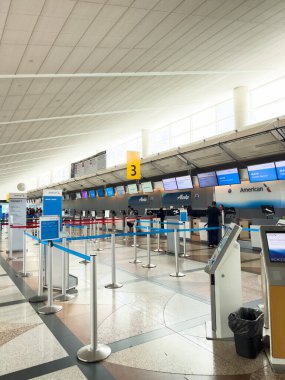 Denver, Colorado, ABD-15 Ağustos 2024-A view of self-check-in kiosks at Denver International Airport DIA, with JetBlue Airlines markalı. Büfeler terminalde, parlak bir şekilde kurulmuş.