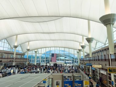 Denver, Colorado, ABD-15 Ağustos 2024 Denver Uluslararası Havaalanı DIA 'daki kalabalık bir TSA güvenlik noktasının yüksek açılı görüntüsü. Görüntü gezginlerin hareketli sahnesini yakalar.