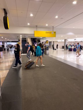 Denver, Colorado, ABD-15 Ağustos 2024 - Denver Uluslararası Havalimanı DIA içinde gezginler terminalde geziniyor. Görüntü, yolcuların giriş yaptığı alanı gösteriyor.