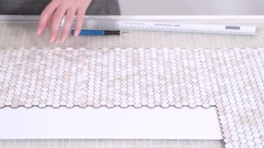 Kabuk soyma ve köpük tahtaya mozaik fayanslar yapıştırma sürecinde, yemek fotoğrafçılığı stüdyolarını estetik olarak geliştirmek için mükemmel..