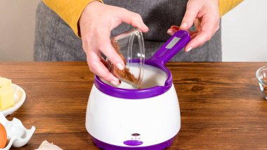 Karamelli, lezzetli bir zencefilli kek pişirmek için kek tepsisini yağlarken dikkatli ol..