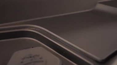 Denver, Colorado, ABD-5 Mayıs 2024-Bu görüntü, bir Tesla Siber Kamyonu 'nun torpido gözünde bulunan karmaşık bir şekilde tasarlanmış ön cam sıvısı kapsülünü yakalıyor.